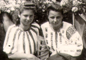 ucdb.jpg - a radiant blouse on the left, radiant even on the sleeves.